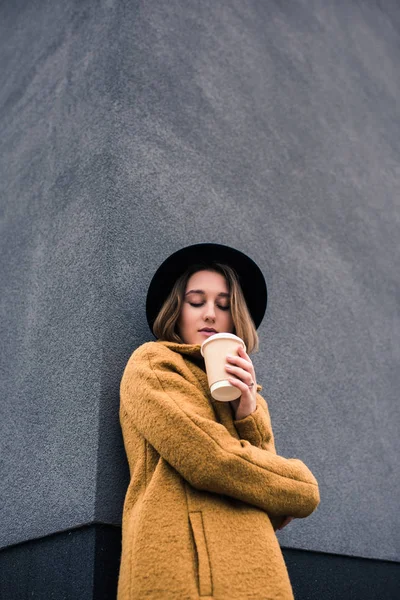 Mulher com café para ir — Fotografia de Stock