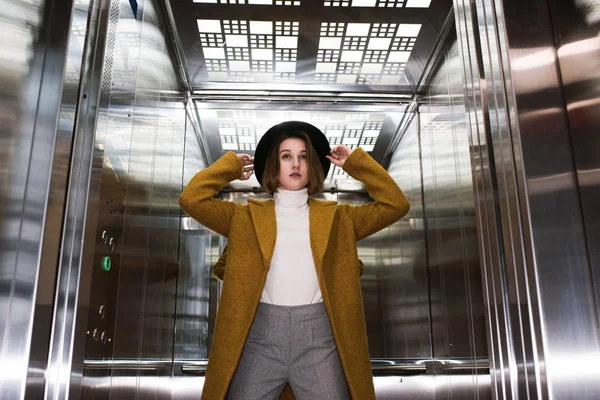 Modische Frau im Fahrstuhl — Stockfoto