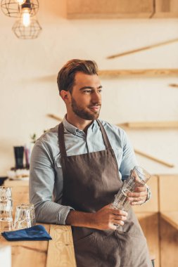 Barista ayakta sayaç