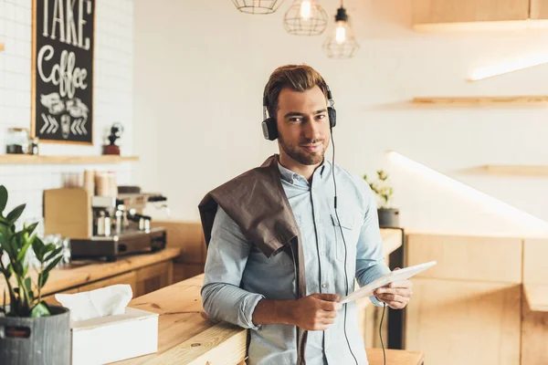 Barista em fones de ouvido com tablet — Fotografia de Stock