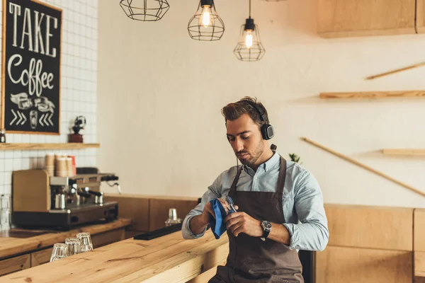 Werknemer schoonmaken van glaswerk — Stockfoto