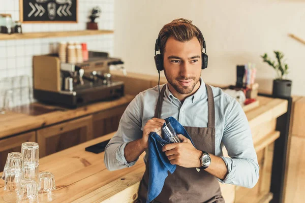 Trabajador limpieza cristalería — Foto de Stock