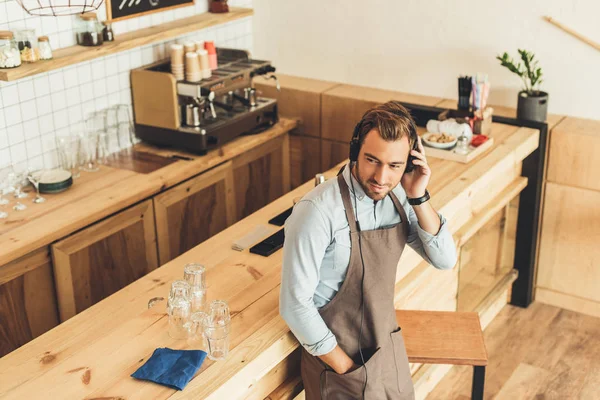 Barista in headphones in cafe — Stock Photo, Image