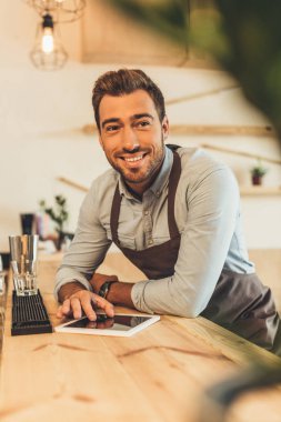 Barista tablet ile gülümseyen
