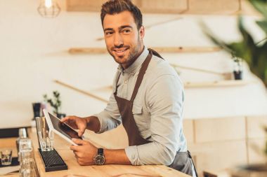 Barista kahve dükkanında tablet ile