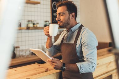Barista kahve tablet kullanma ile