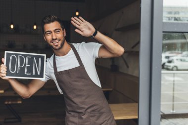 Kara tahta açık word ile tutarak garson
