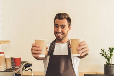 barista gösteren kahve
