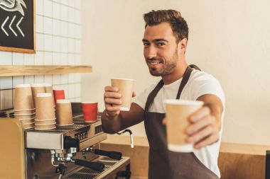 barista gösteren kahve