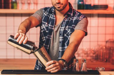 Barmen hazırlama kokteyl