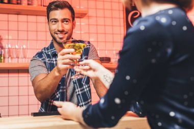 ziyaretçiye kokteyl vererek barmen