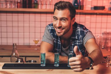tezgahta başparmak gösterilmesini barmen