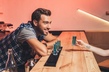 Barmen ile alkol atış sayaç üzerinde