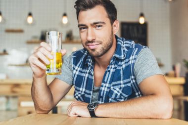 Bardak suyu olan adam