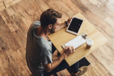 Café tablet ile adam
