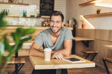 Café tablet ile adam