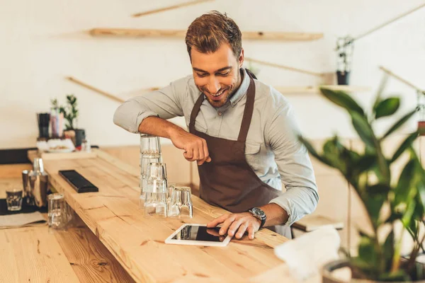 Barista tabletta segítségével kávézóban — Stock Fotó