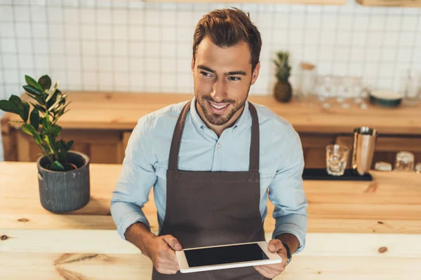 Barista s tabletem v kavárně — Stock fotografie