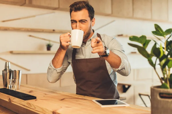 Barista drinking coffee — Stock Photo, Image