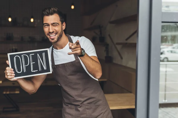 Cameriere che tiene la lavagna con parola aperta — Foto Stock