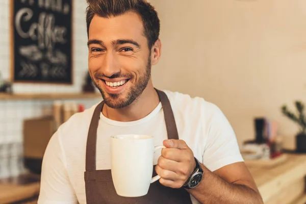 Barista s šálkem kávy — Stock fotografie