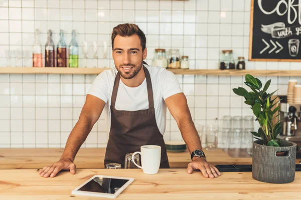 Glimlachend barista bij balie met tablet — Stockfoto