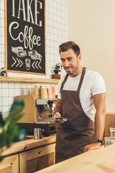 Barista ile smartphone — Stok fotoğraf