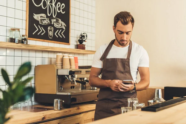 Barista z smartphone — Zdjęcie stockowe