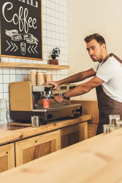 Barista maken van koffie — Stockfoto