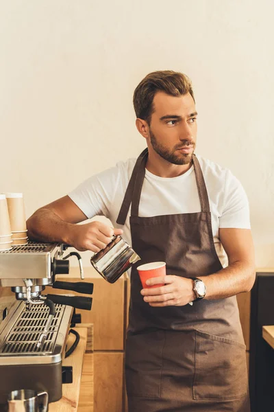 Barista maken van koffie — Stockfoto