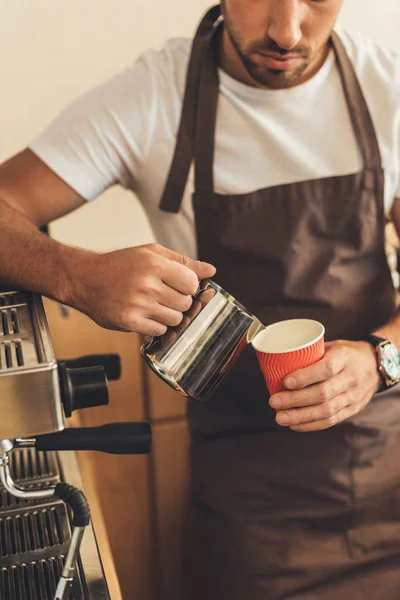 Barista haciendo café — Foto de Stock