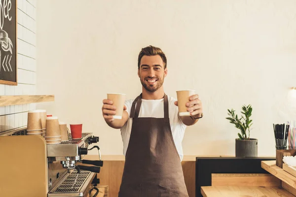 Barista showing coffee to go — Stock Photo, Image