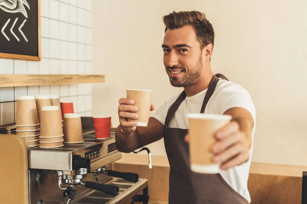 Barista showing coffee to go — Stock Photo, Image