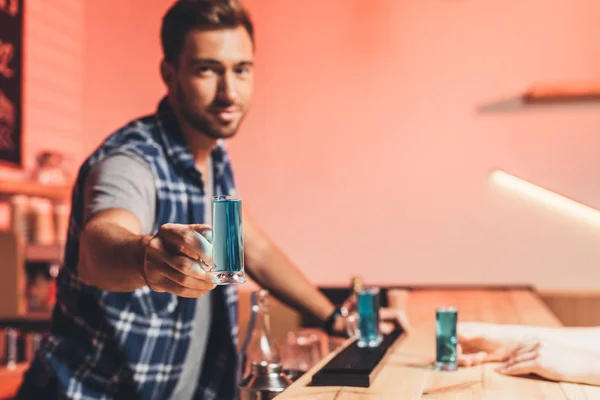 Barman segurando álcool tiro — Fotos gratuitas