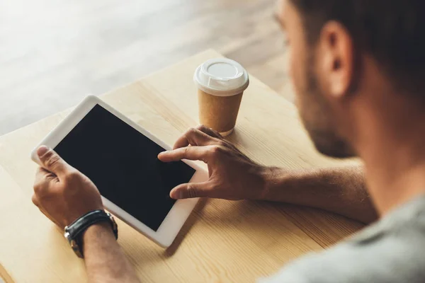 Mann benutzt Tablet in Café — Stockfoto