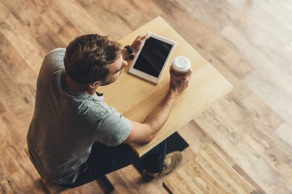 Man with tablet in cafe — Stock Photo, Image