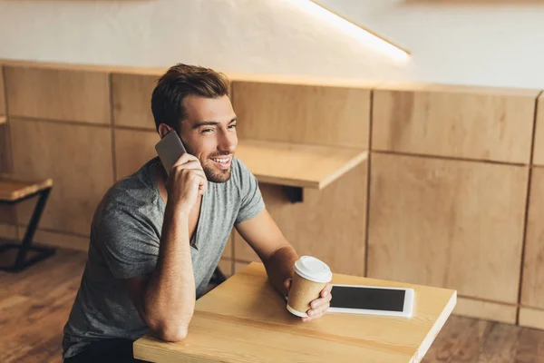 Homem falando no smartphone — Fotografia de Stock