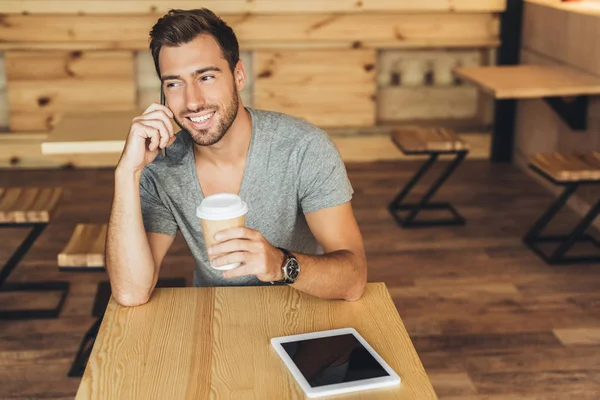 Man talking on smartphone — Free Stock Photo