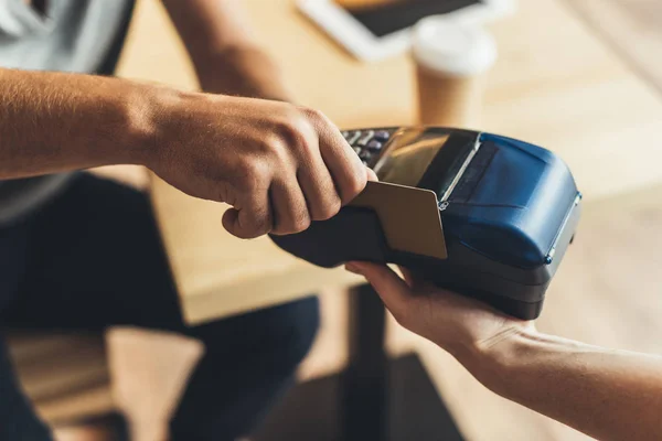 Homem que paga com cartão de crédito — Fotografia de Stock