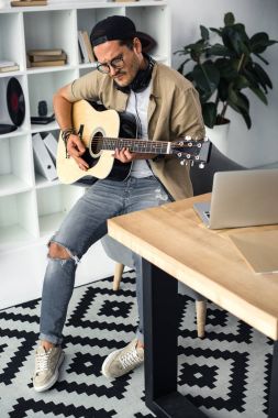 Gitar çalan genç müzisyen