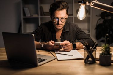 şık işadamı Smartphone kullanarak