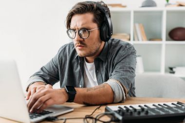 genç müzisyen laptop ile çalışma