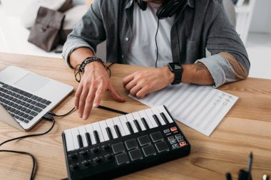 Yeni projede çalışan müzisyen
