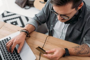 e-alışveriş yapma adam