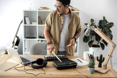 Drum pad üzerinde oynarken müzisyen