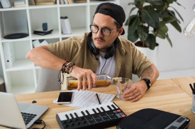 müzisyen dökme viski cam