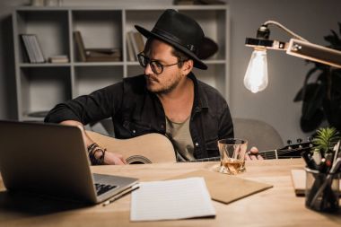 Gitar çalan müzisyen