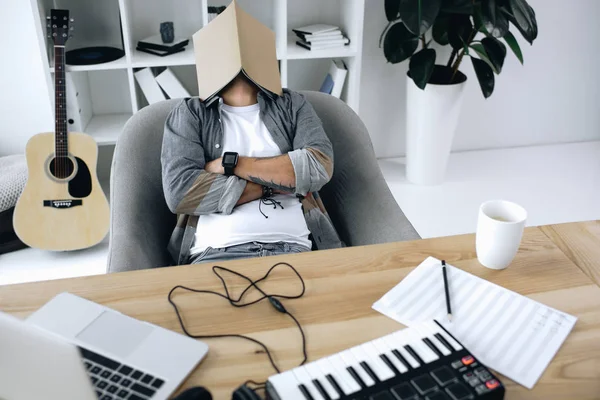 Produtor de som dormindo com revista no rosto — Fotografia de Stock