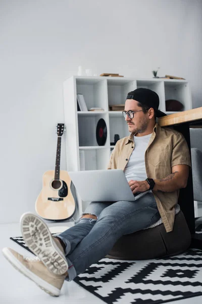 Geschäftsmann arbeitet mit Laptop — Stockfoto