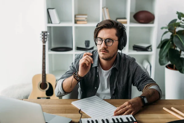 Musiker denkt über neue Komposition nach — Stockfoto